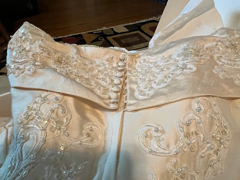 Today Only – Don’t Miss It!Mori Lee Sweetheart neckline, off the shoulders, A-line