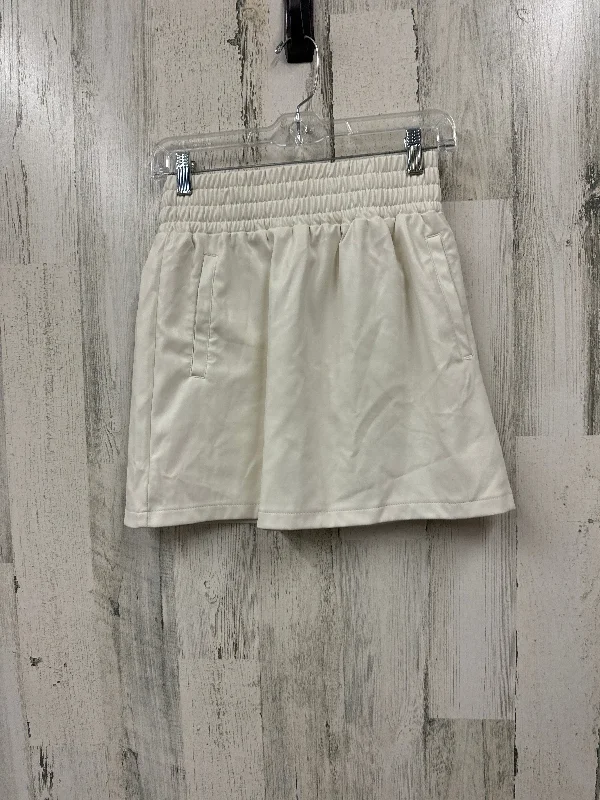 Mega Sale Happening Now!White Skirt Mini & Short Akira, Size M